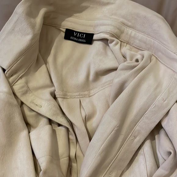 Vici XS LEONE POCKETED FAUX SUEDE BUTTON DOWN TOP - Picture 2 of 3